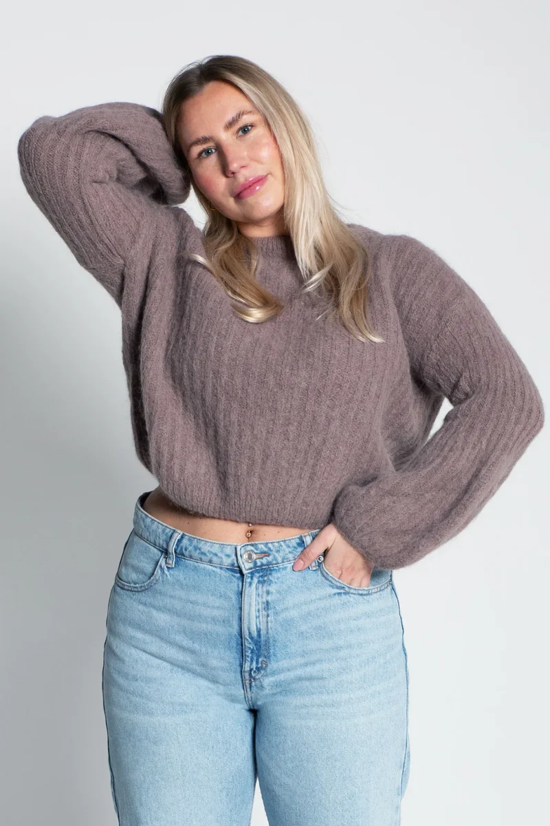 Gerippter Strickpullover mit tiefen Ballonärmeln Taupe