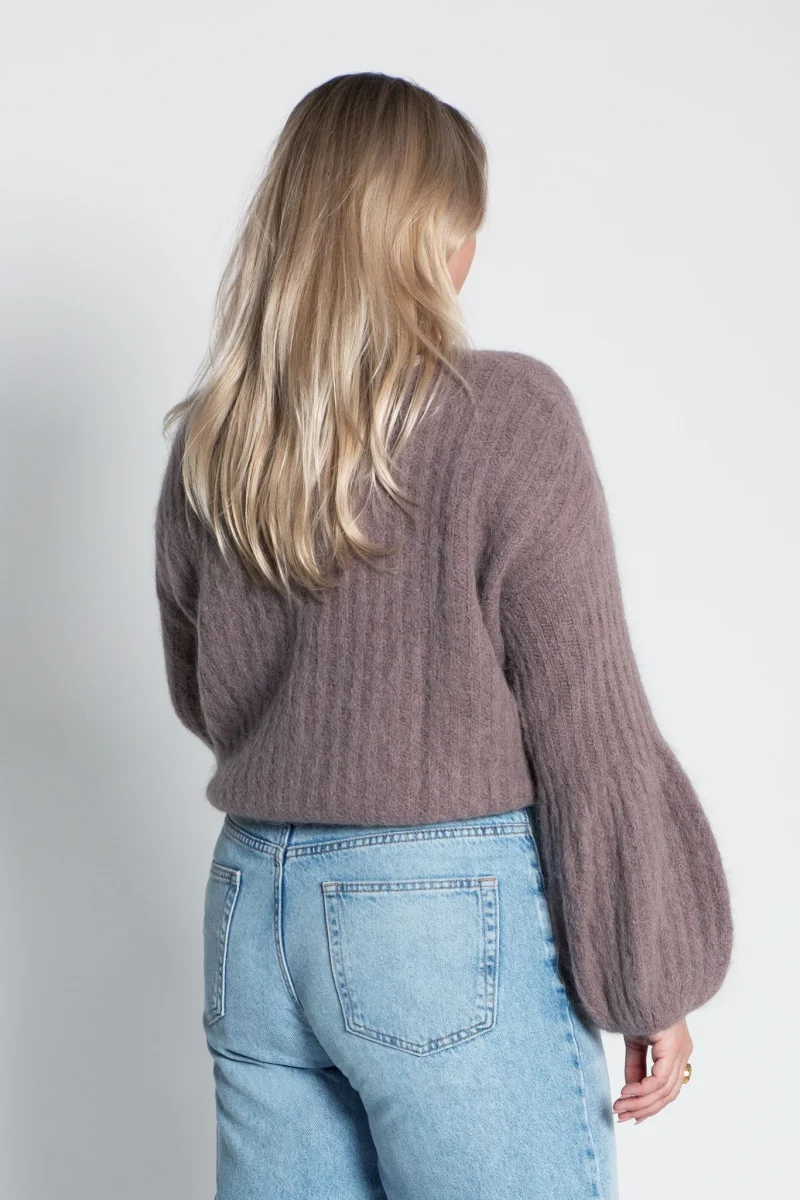 Gerippter Strickpullover mit tiefen Ballonärmeln Taupe – Bild 3
