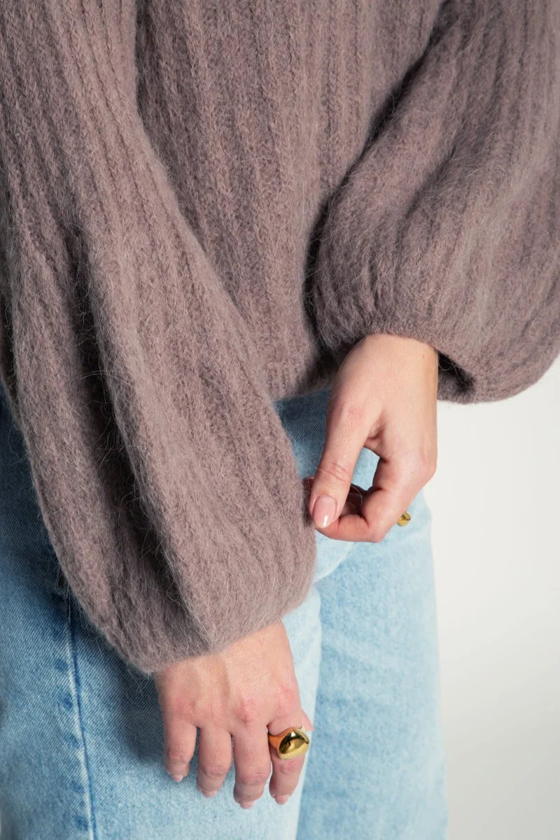 Gerippter Strickpullover mit tiefen Ballonärmeln Taupe – Bild 4